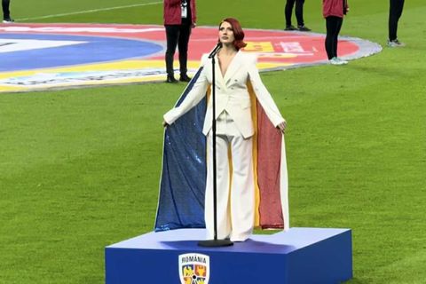 Cine i-a creat Lidiei Buble ținuta la meciul România – Moldova. A intonat imnul îmbrăcată într-o pelerină cu steagul țării